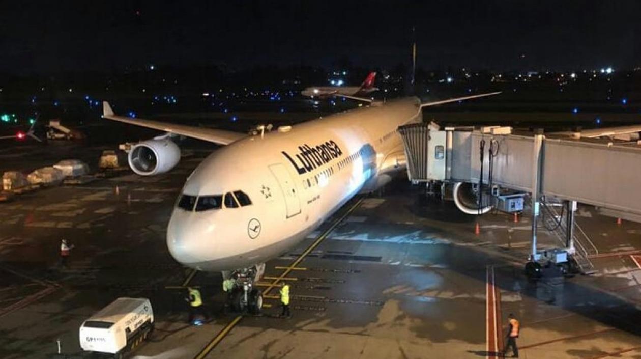 El hecho ocurrió después de que el piloto del avión de Lufthansa se desvió de su ruta original para aterrizar en Cali. 