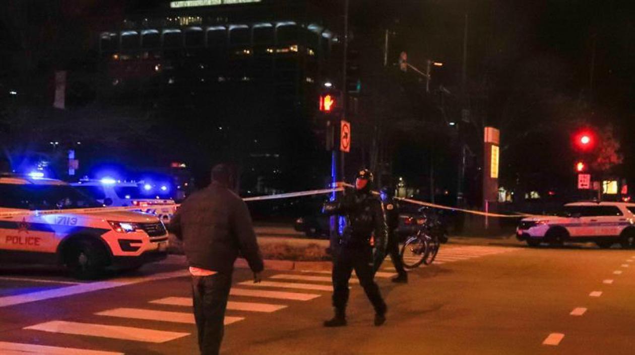 Oficiales de la Policía controlan el área del hospital.