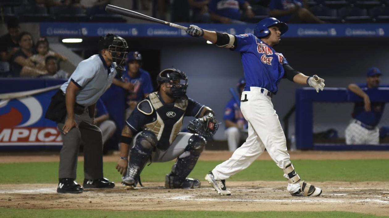 Carlos Vidal, conectando cuadrangular.