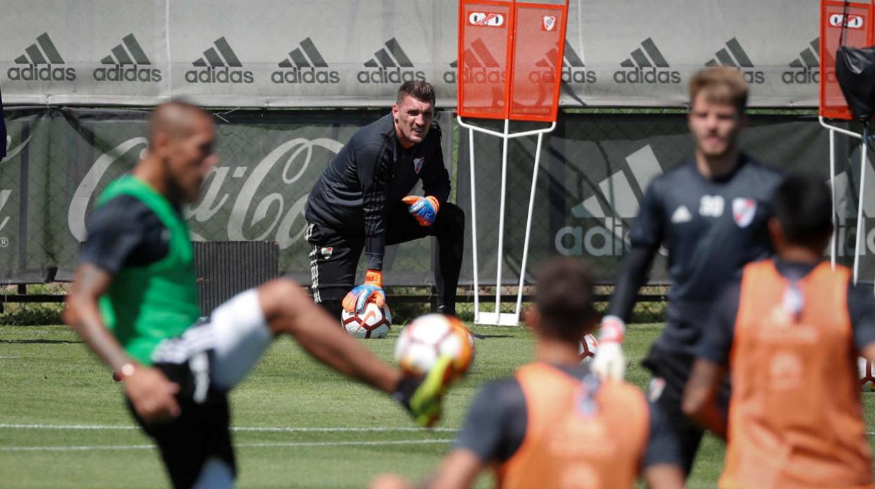 Franco Armani observa entrenar a sus compañeros. 