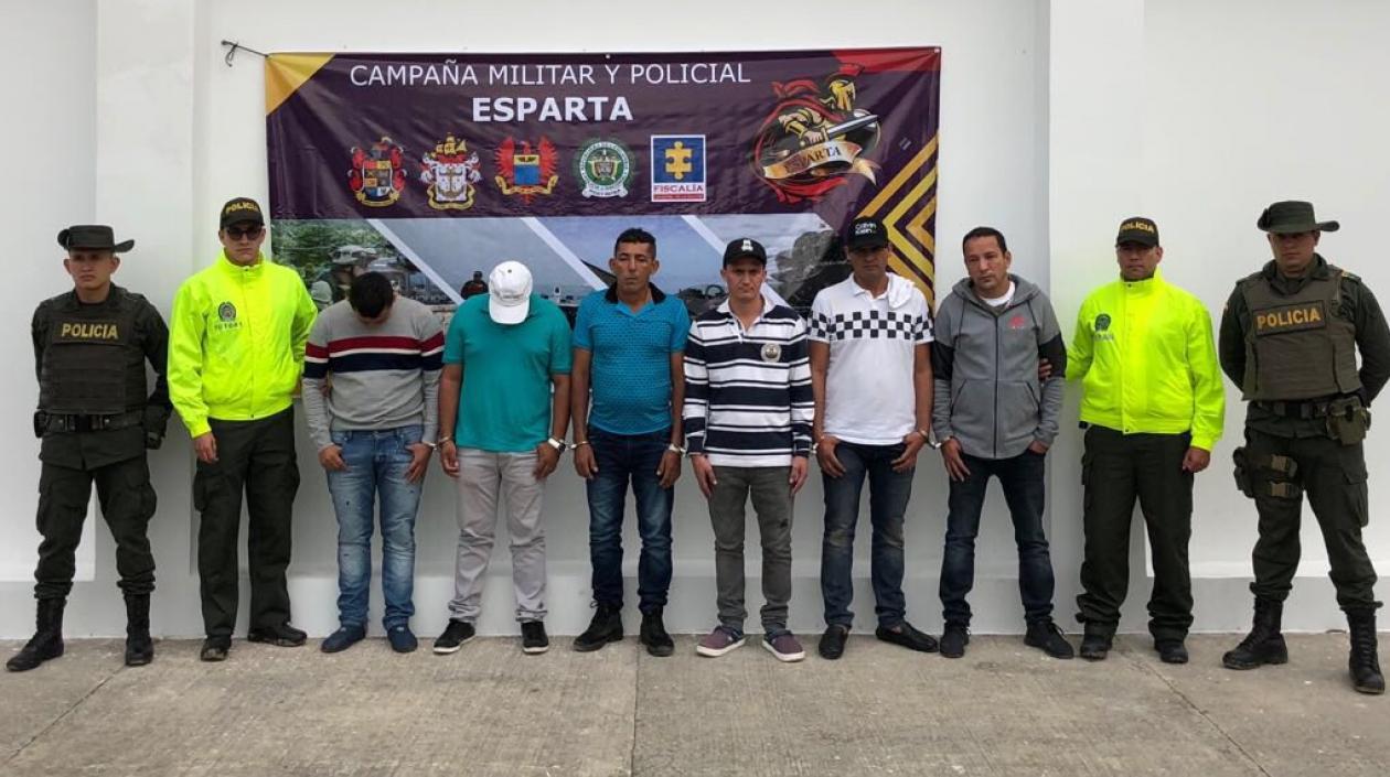Parte de los 25 capturados en el operativo por la Policía Antinarcóticos.