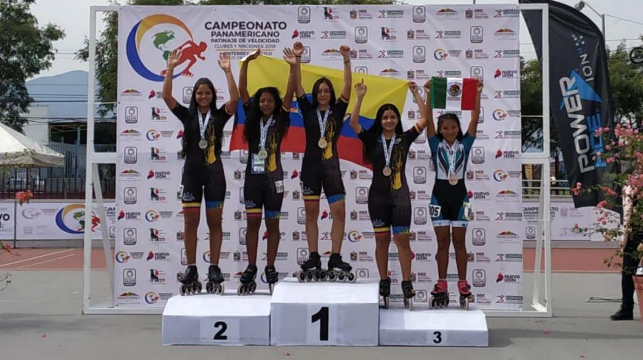 Patinadoras del Club Mario Durán, en el podio de la competencia. 