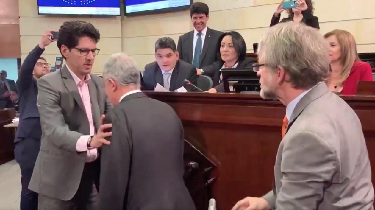 Los senadores Castilla, Uribe y Mockus en pleno ejercicio de reconciliación.