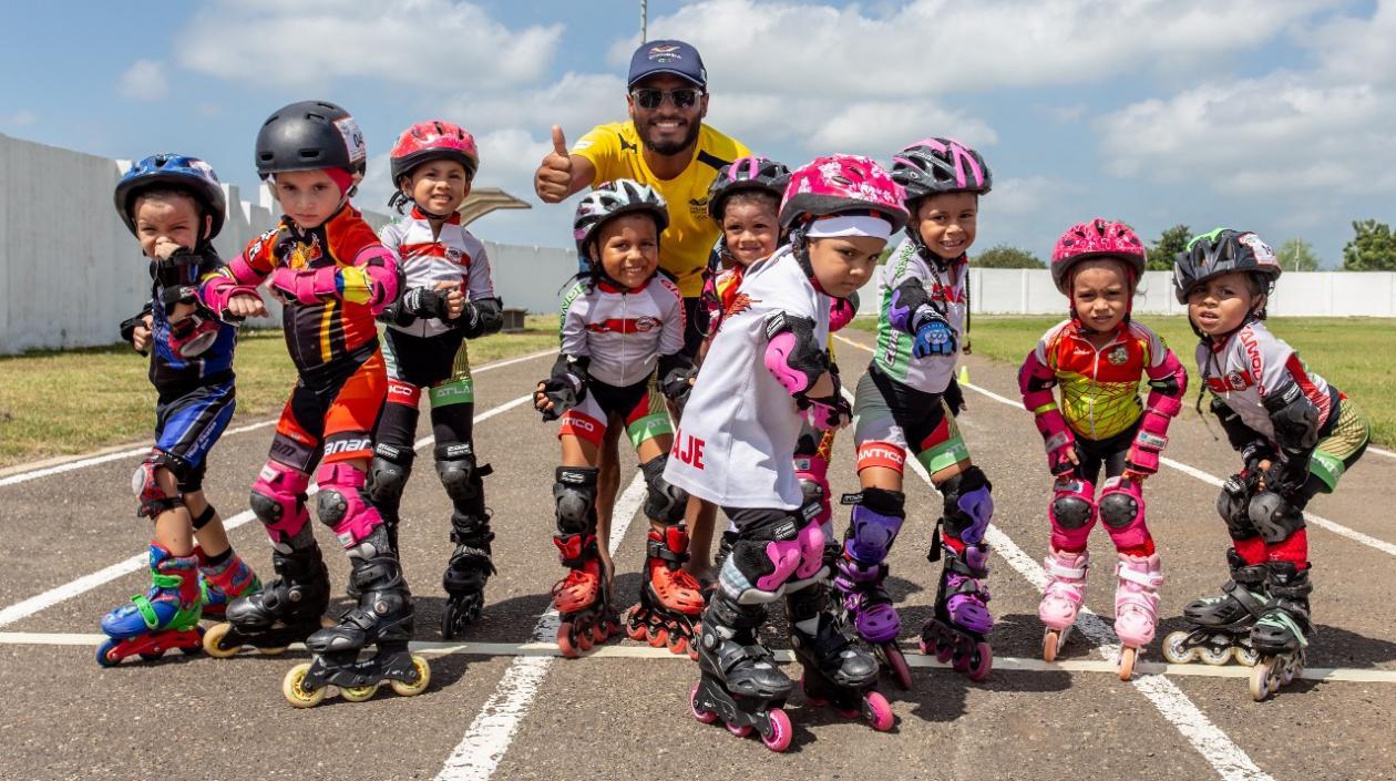 Alex Cujavante con los pequeños patinadores del municipio de Campo de la Cru. 