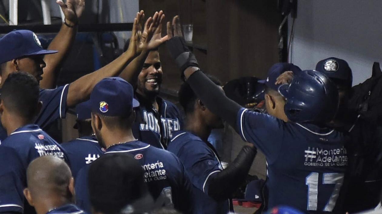 Leones de Montería celebrando el triunfo en Barranquilla.