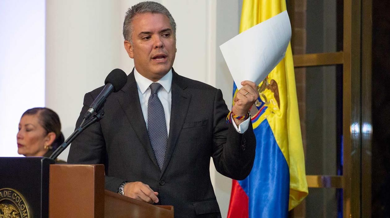 Presidente Duque muestra la circular enviada a funcionarios, en aras de la transparencia.