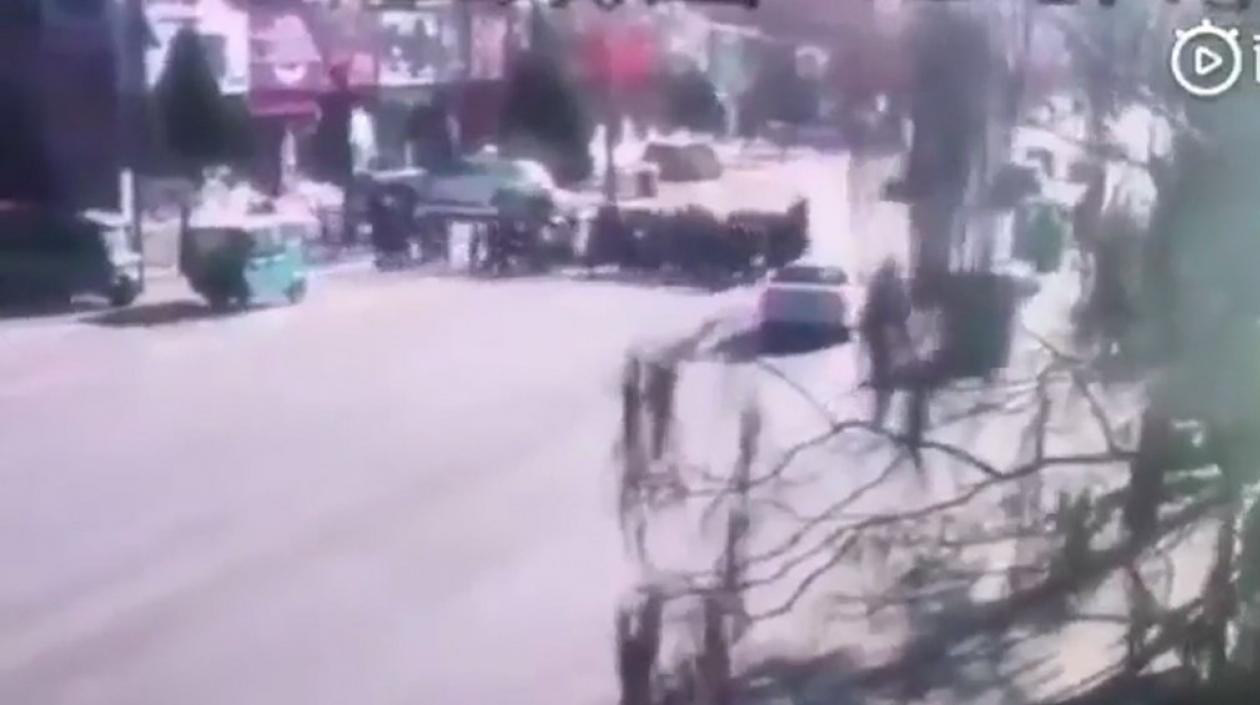 Momento en el que los niños intentan cruzar la calle. 