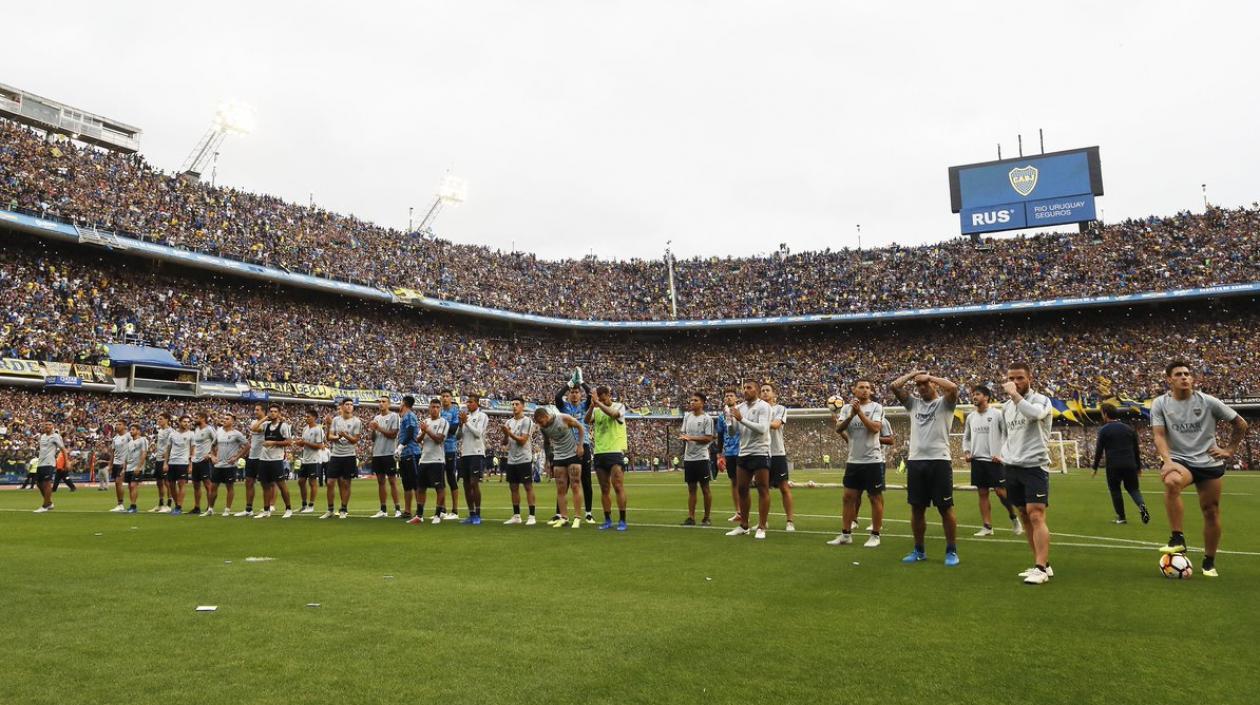 Jugadores de Boca saludan a los aficionados. 
