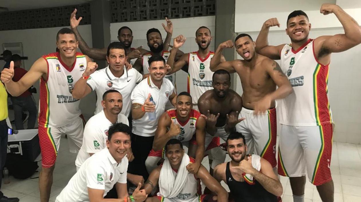 Jugadores de Titanes celebran el triunfo en San Andrés. 