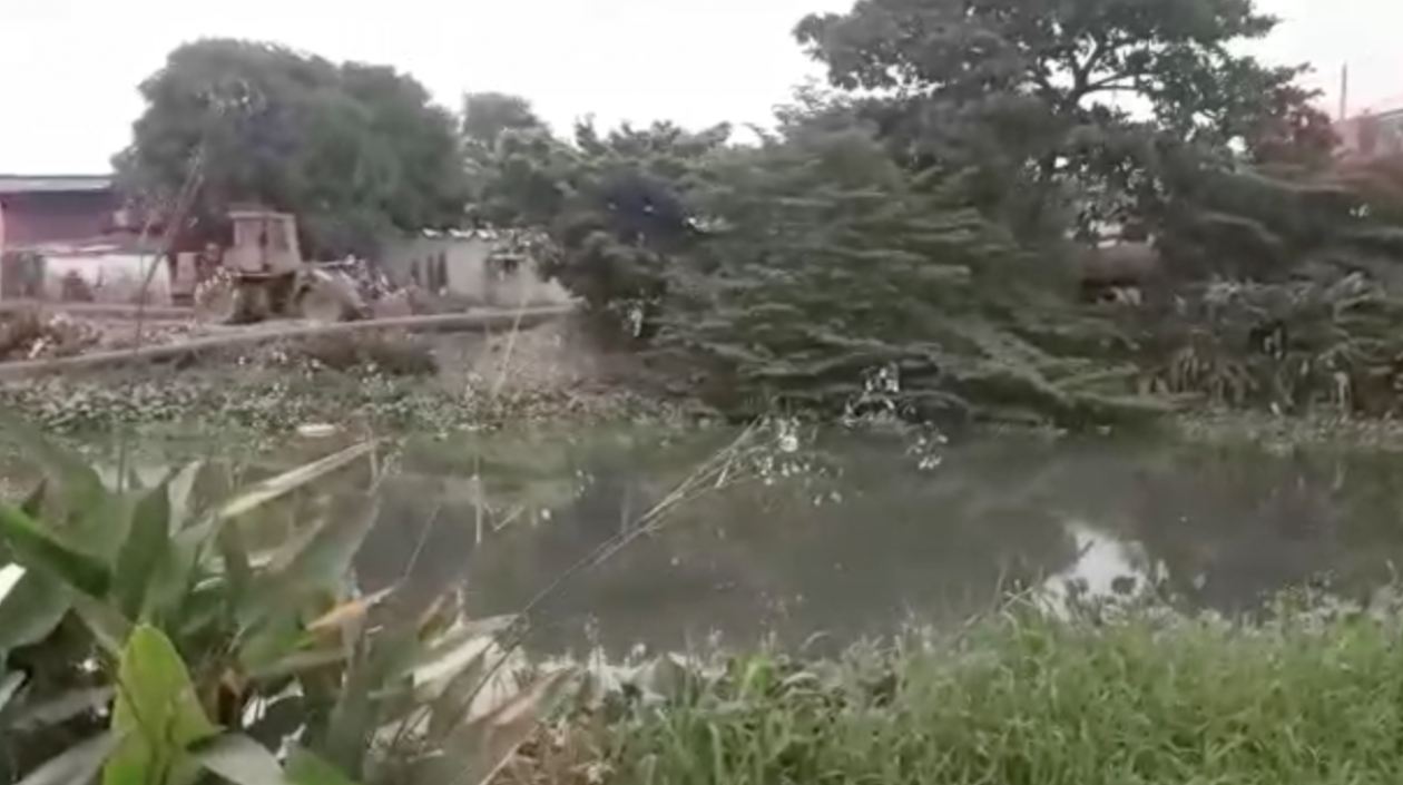 Momento en el que recogen la arena para arrojarla en el caño.