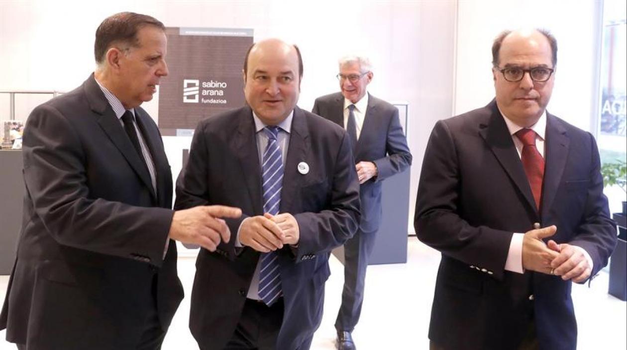  Julio Borges, (d) junto al presidente del PNV, Andoni Ortuzar, (c) y el Rector de la Universidad Miguel de Cervantes, Gutenberg Martínez.