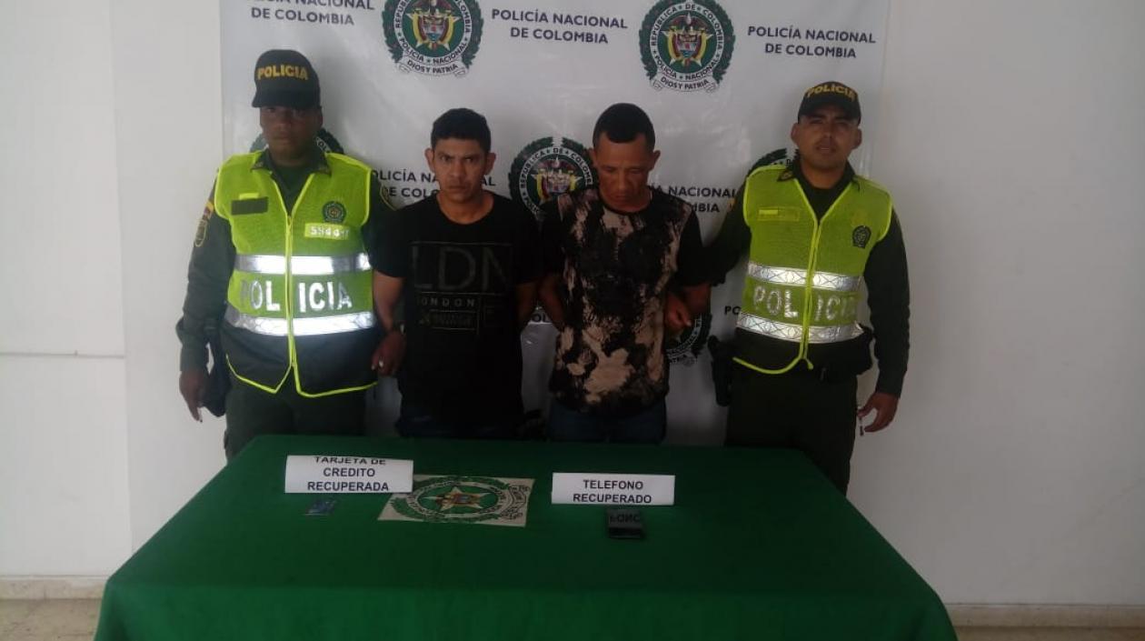 Dos hombres fueron capturados cuando salían de una casa con elementos, tras haber amarrado a los residentes.