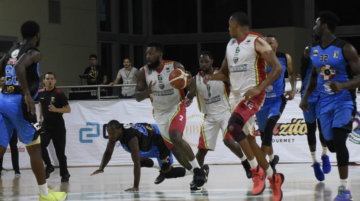 Michael Sneed en una acción de partido.