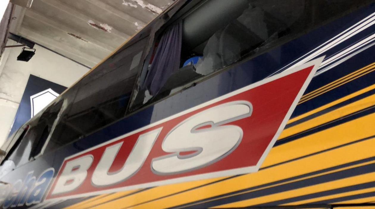 El bus de Boca con las ventanas destrozadas. 