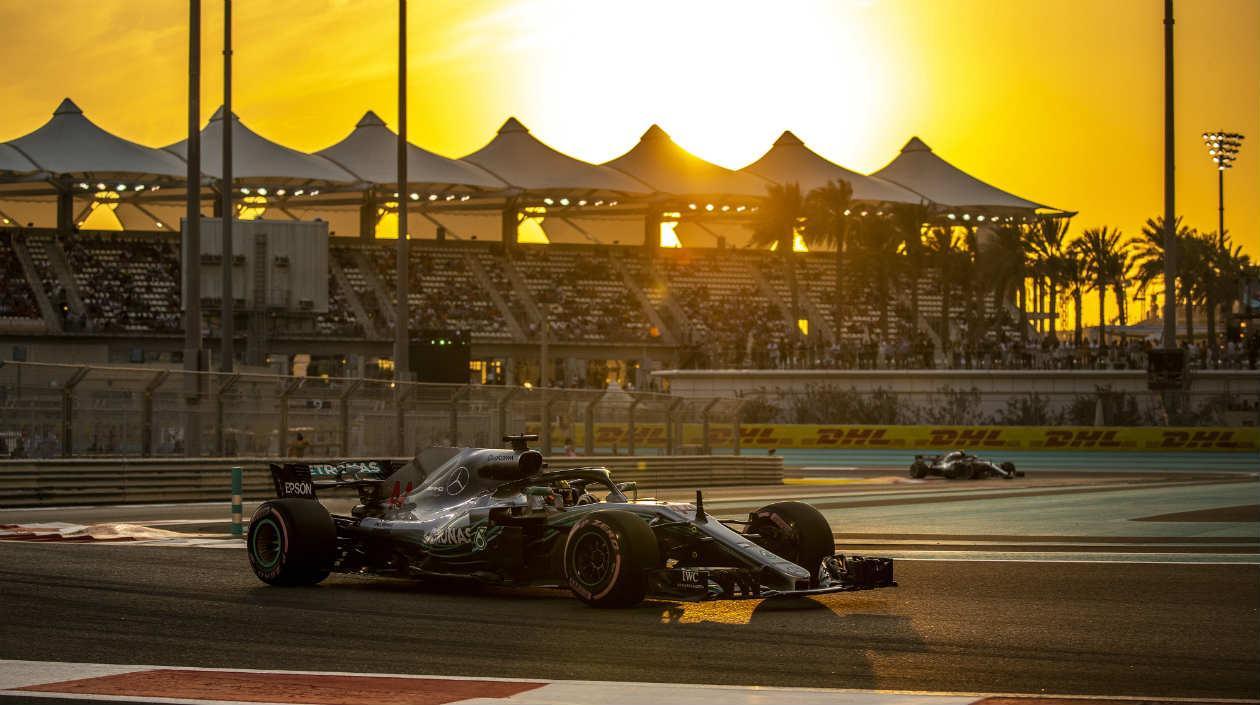 Lewis Hamilton acelera en una curva. 