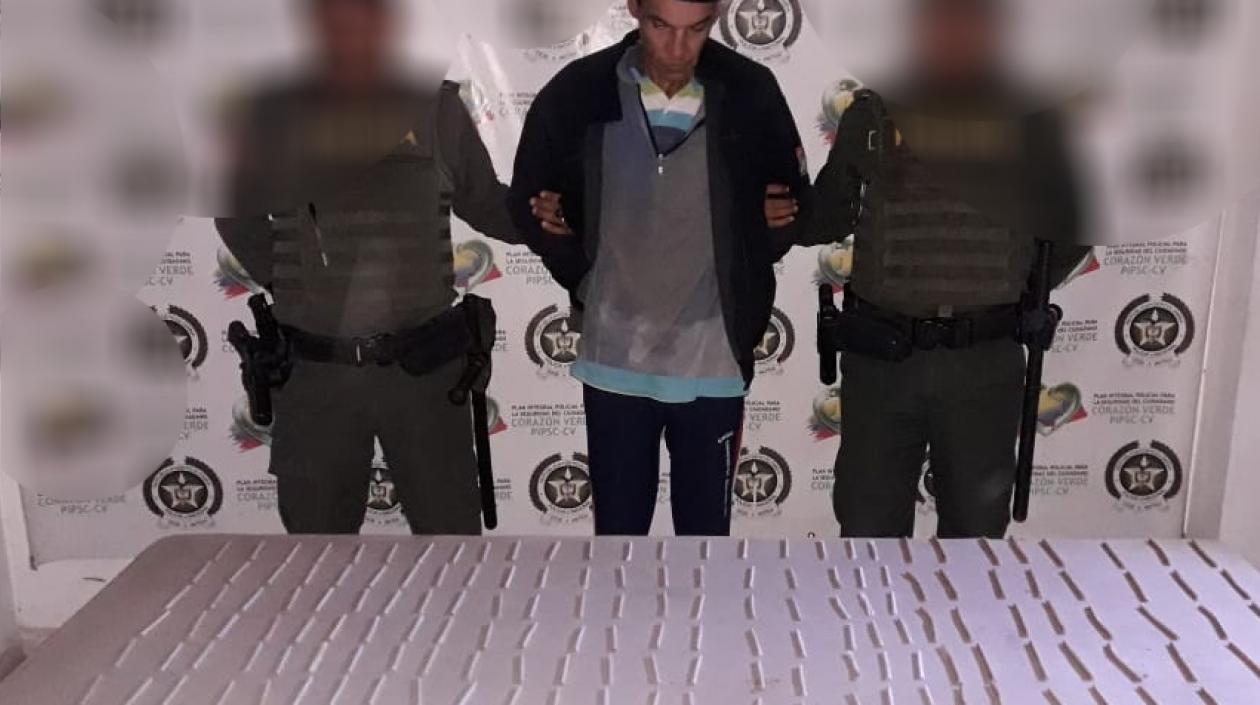  Charles Eberto De la Hoz Bonett tenía en su poder  229 cigarillos de marihuana que ya se encontraban listos para su distribucción.