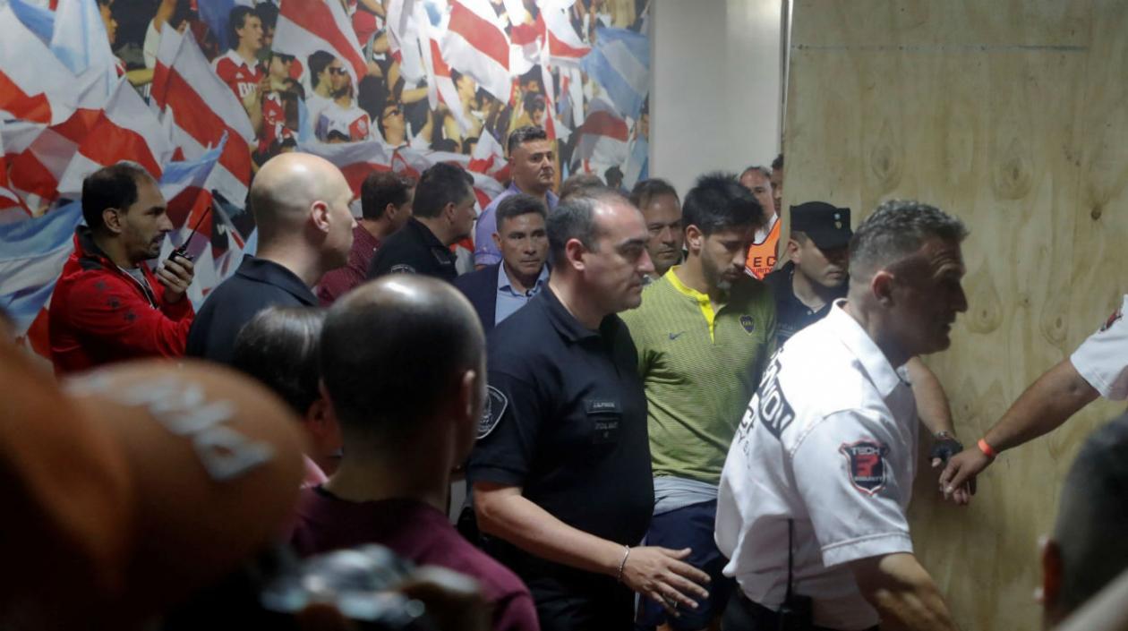 Pablo Pérez, volante de Boca, se retira a un hospital. 