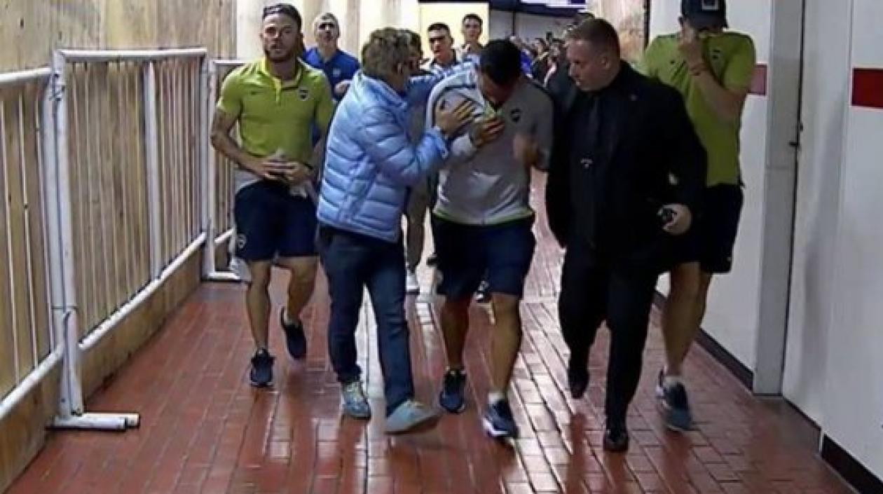 Carlos Tévez entra al camerino en mal estado. 