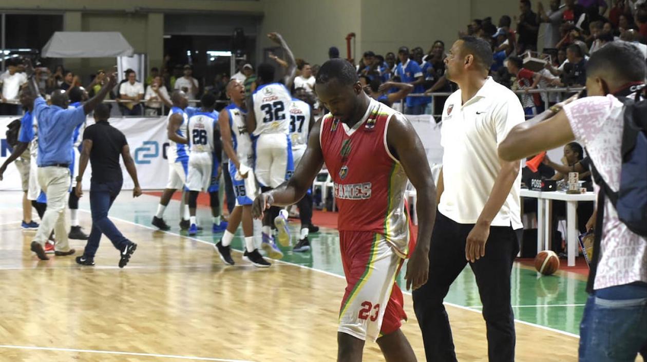 Xavier Roberson se aleja enojado, mientras los Warriors celebran el triunfo.