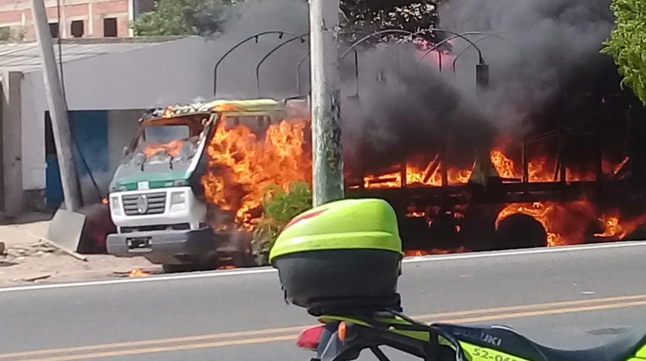 Camión de la Policía incendiado en Maicao. 