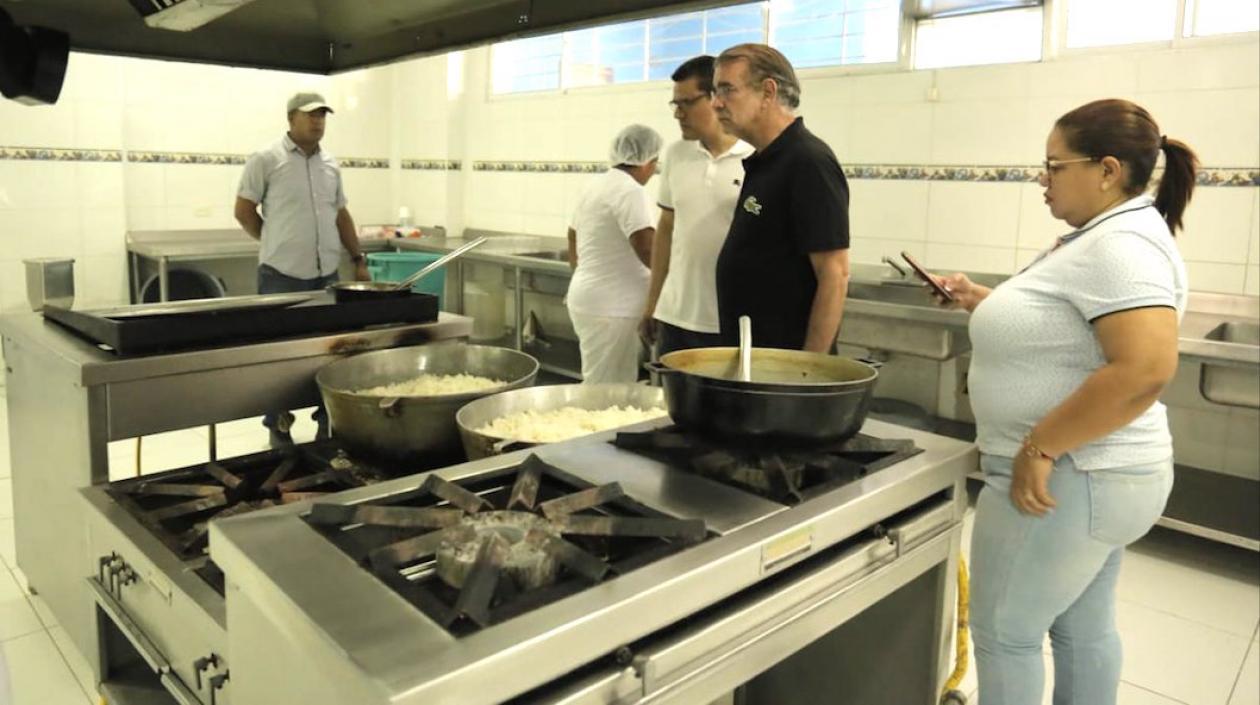 El Gobernador Eduardo Verano y el Secretario de Salud Armando De la Hoz, inspeccionando la cocina del Cari Mental.