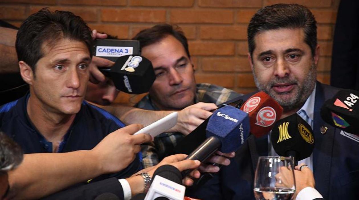 El técnico de Boca Juniors, Guillermo Barros Schelotto y el presidente del club, Daniel Angelici.