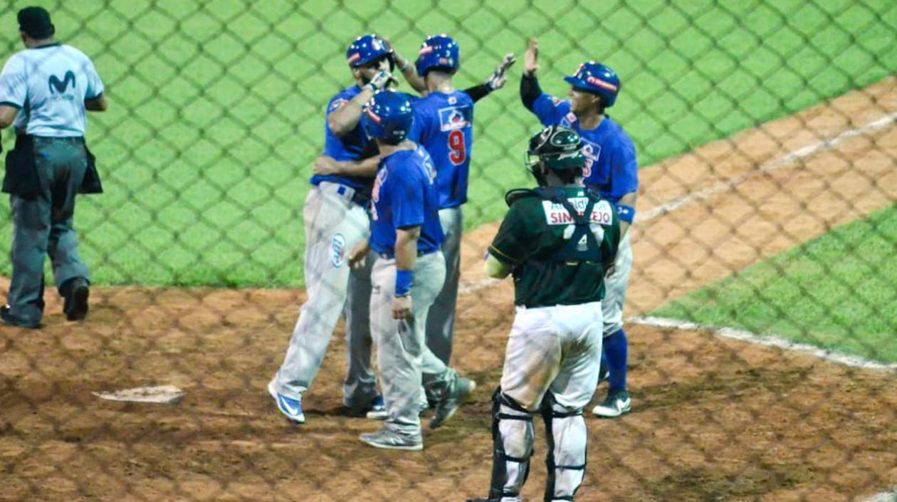 Jonathan Gálvez celebra con sus compañeros tras el batazo de cuatro esquinas y cuatro carreras. 