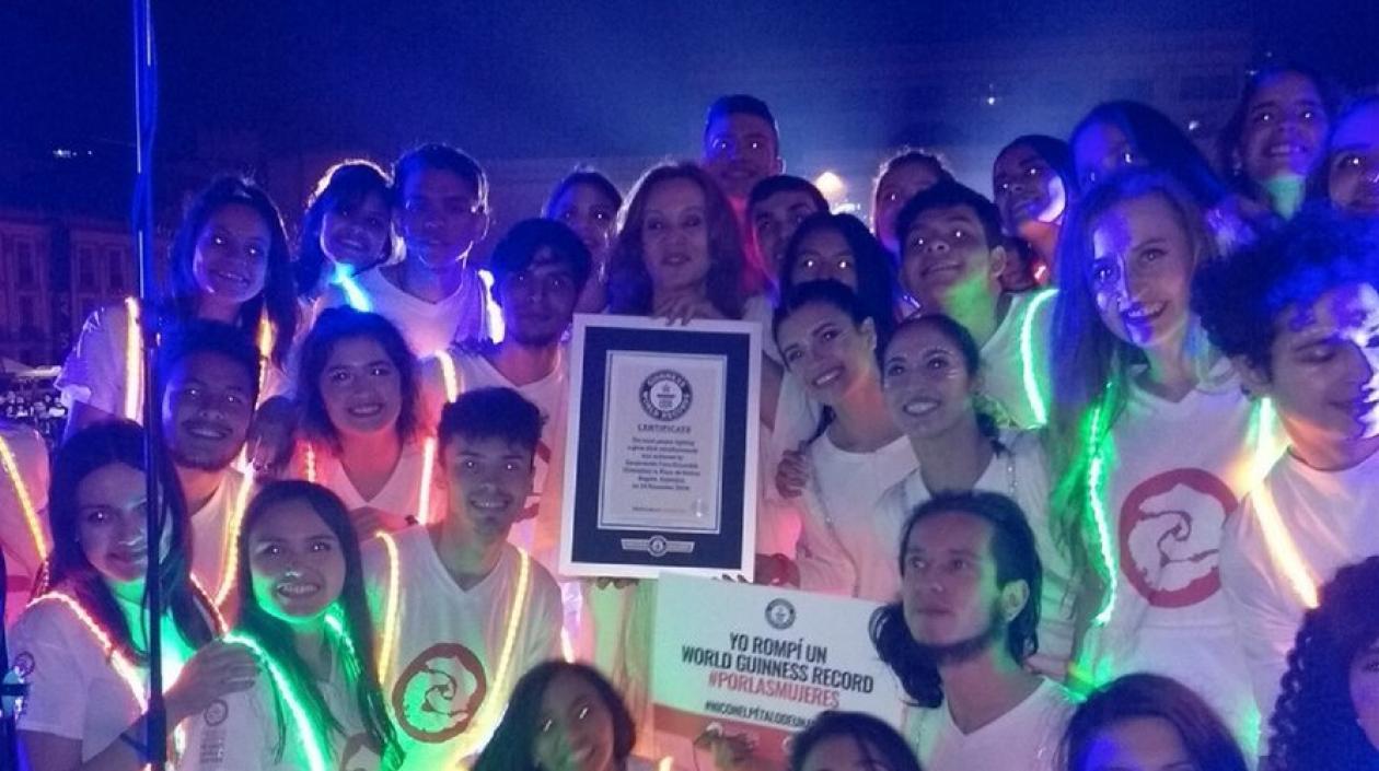 La actriz Alejandra Borrero muestra el certificado de récord Guinness.