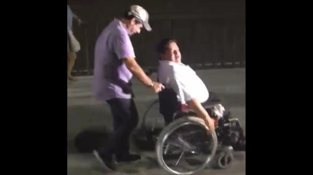 El Alcalde Alejandro Char ayuda a un turista en el Malecón.