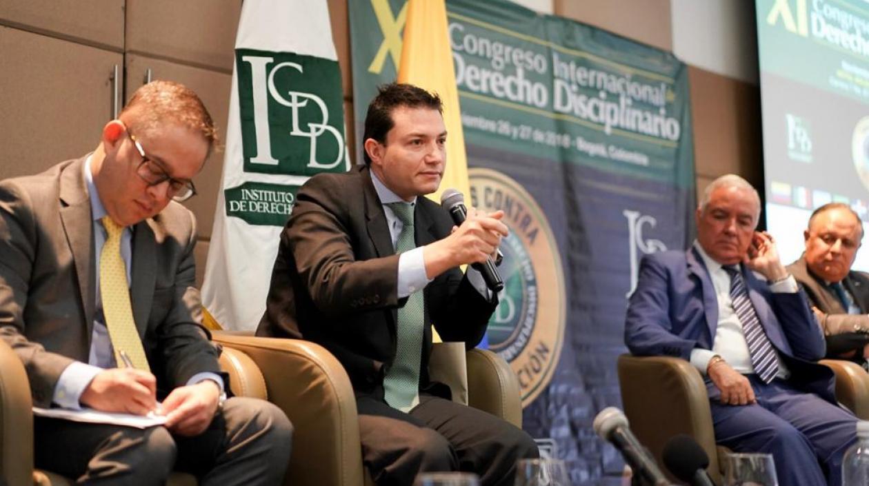 Carlos Felipe Córdoba, Contralor General de la República. En la foto, se observa al excontralor Edgardo Maya.