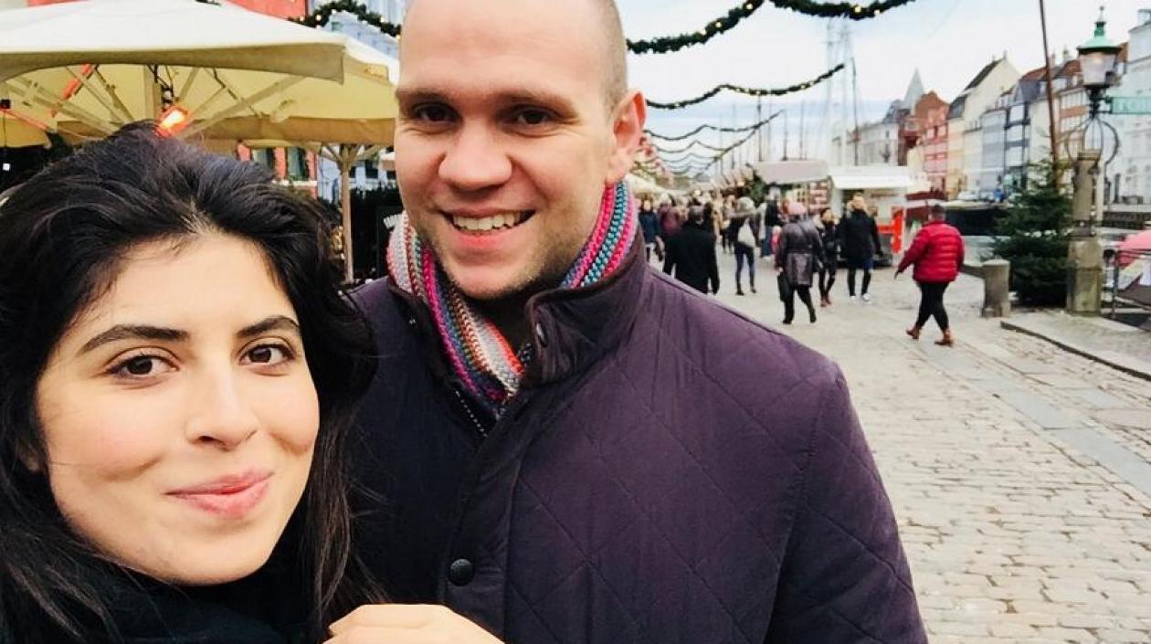 El británico Matthew Hedges, en compañía de su esposa, la colombiana Daniela Tejada.