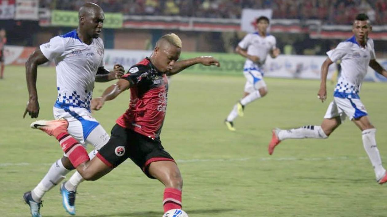 Jhon Vásquez maneja la pelota ante la marca del Unión. 