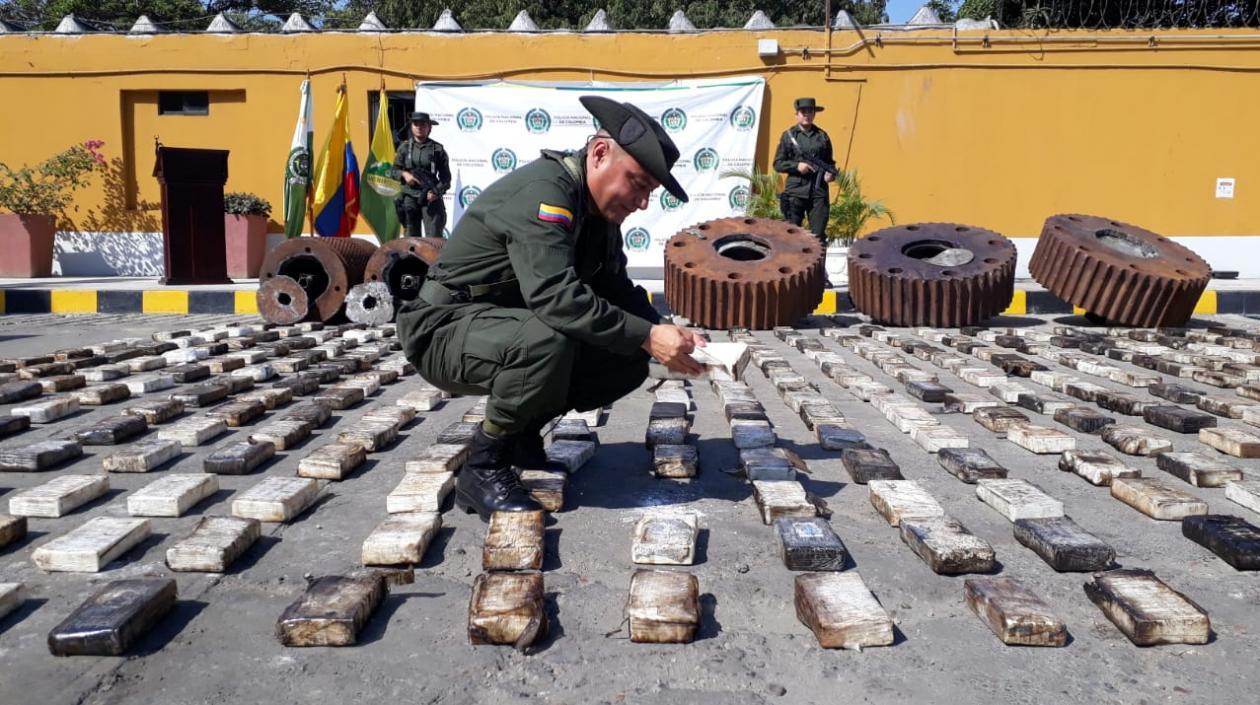 Policía Antinarcóticos inspecciona el alijo de droga.