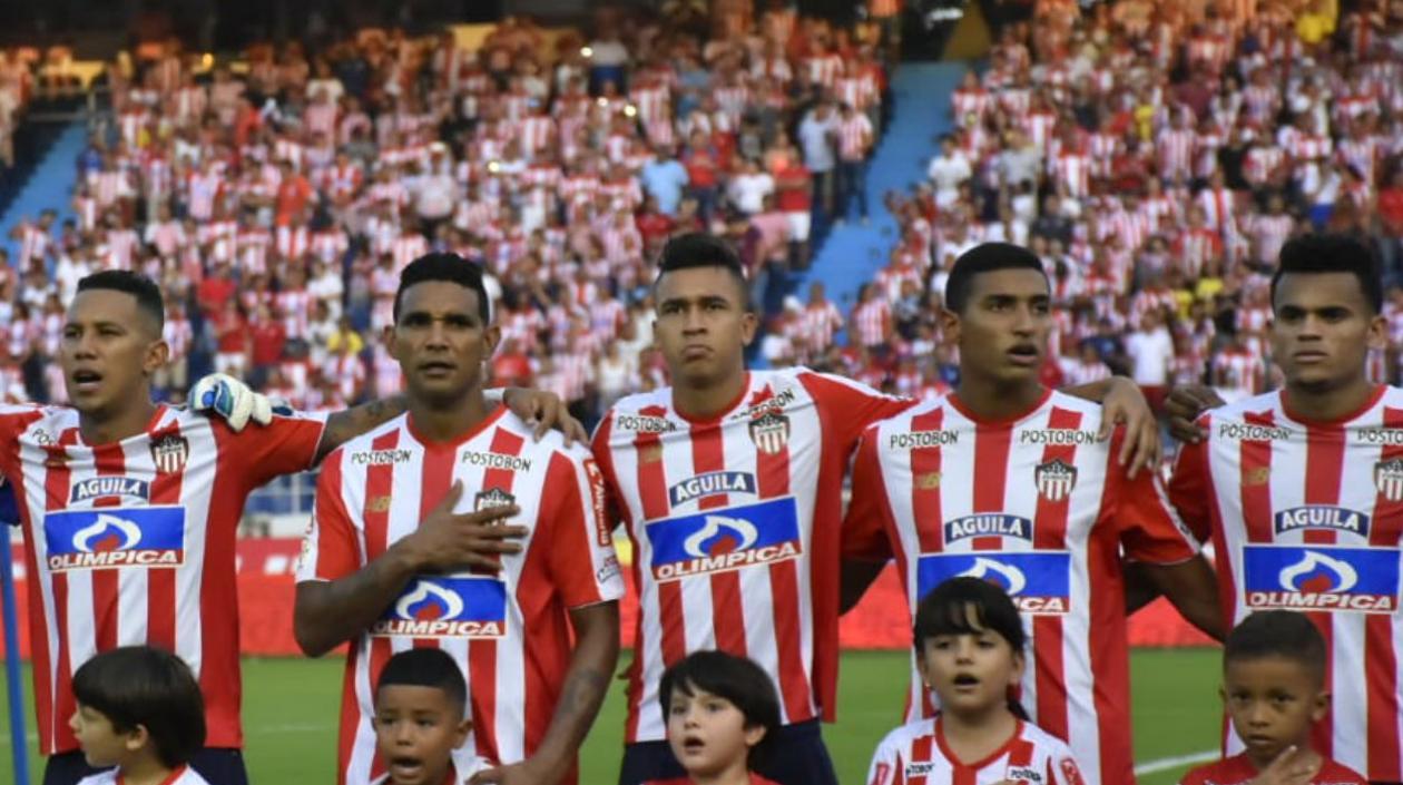 Víctor Cantillo al lado de sus compañeros. 