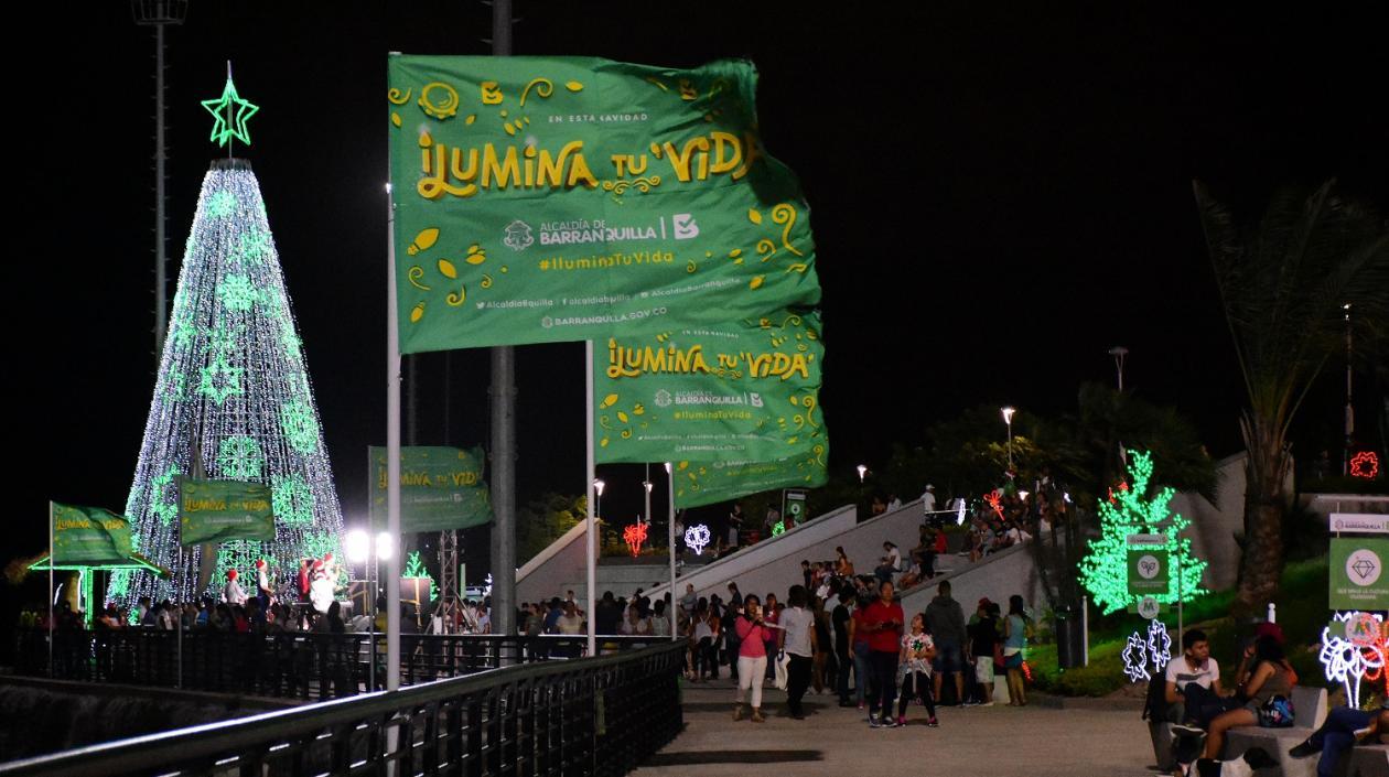 Malecón del Río iluminado.
