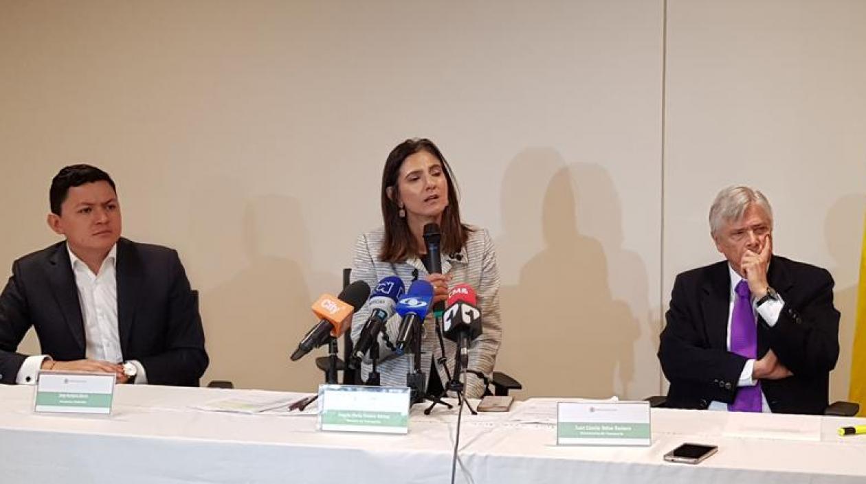 La ministra de Transporte, Ángela María Orozco, y el presidente de Fasecolda, Jorge Humberto Restrepo, en el lanzamiento del SOAT digital.