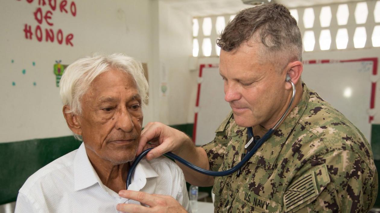 Imagen de la labor de los médicos del buque hospital.