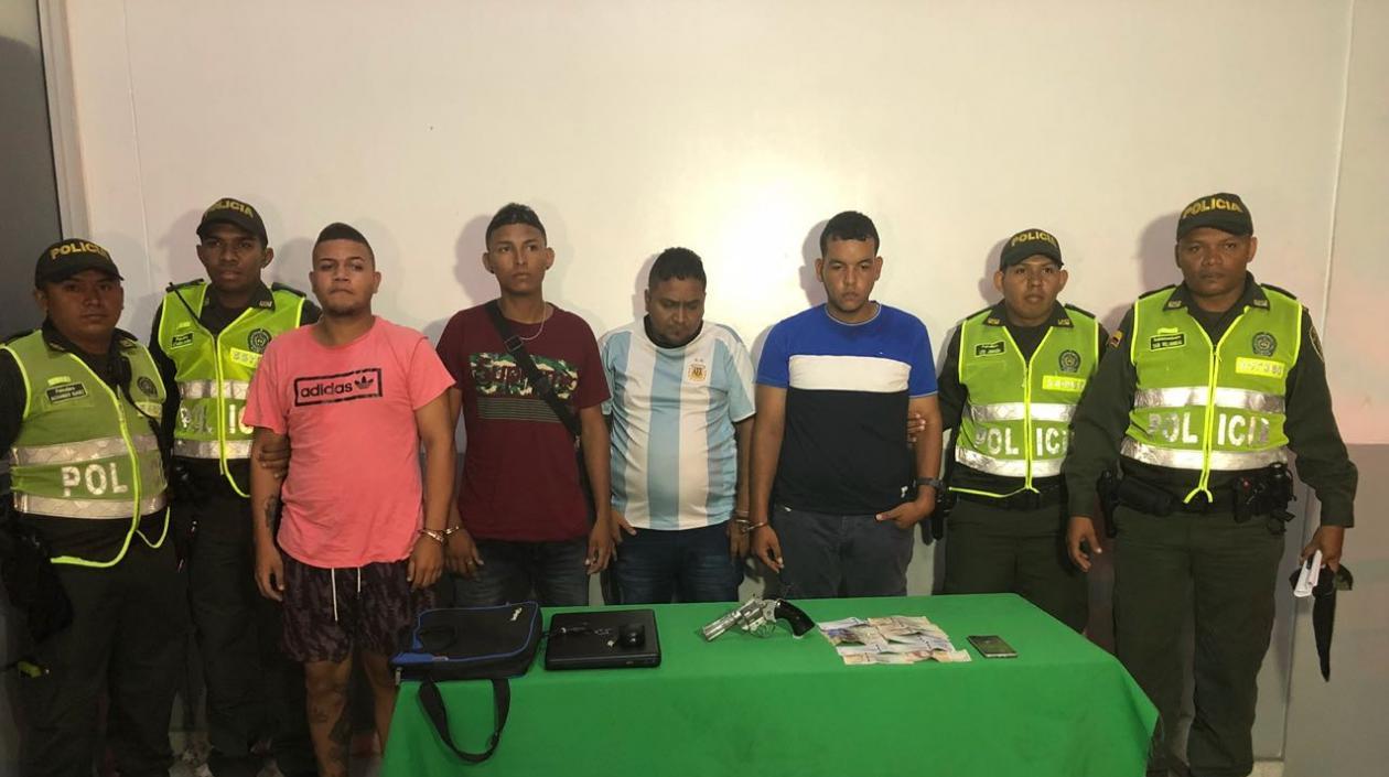 Estos son los cuatro presuntos ladrones capturados tras atraco en la terraza de una vivienda en el barrio Paraíso.