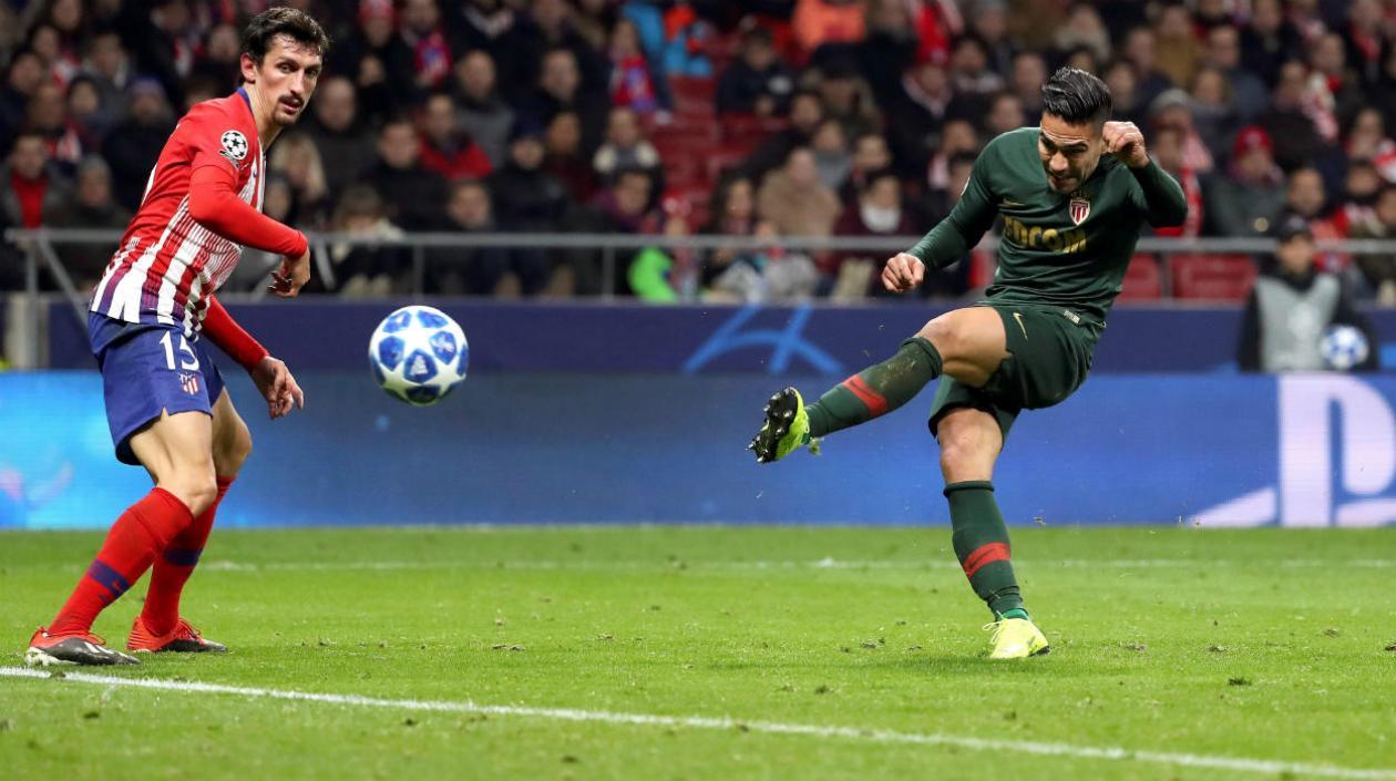 Falcao García dispara en una acción del partido. 