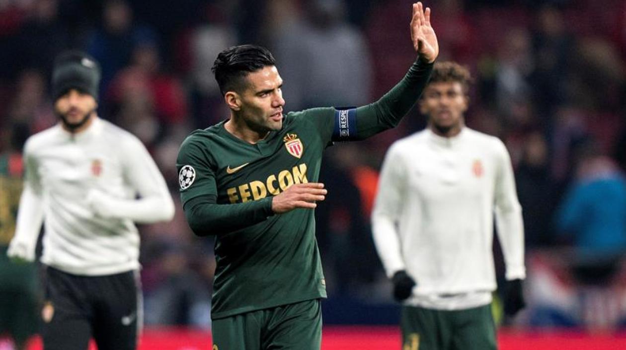 El colombiano saludó a la hinchada del Atlético de Madrid. 