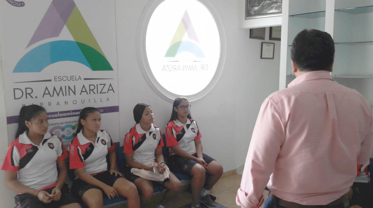 Visita de las jugadoras de las Fieras al doctor Amin Ariza. 