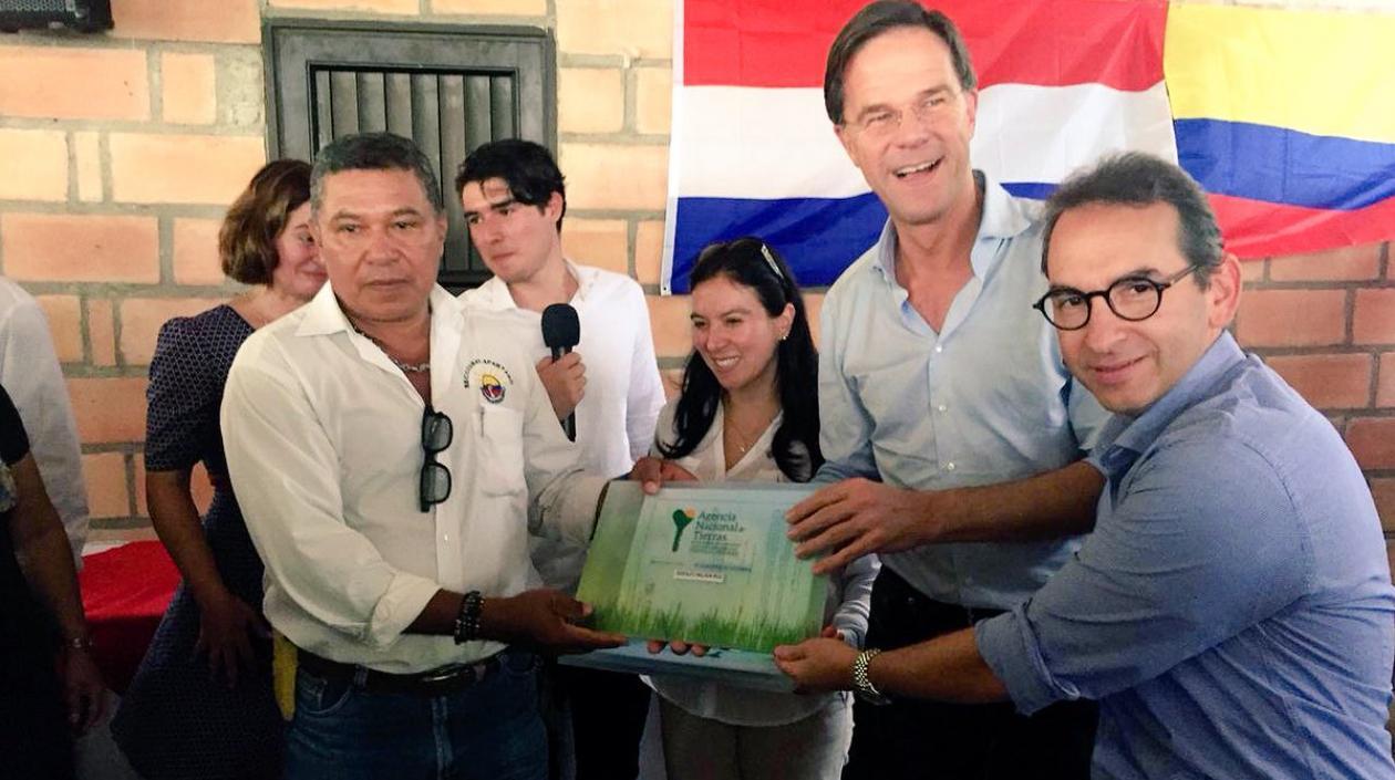 El ministro de Agricultura, Andrés Valencia;  el primer ministro de Los Países Bajos, Mark Rutte, y Myriam Martínez, de la Agencia Nacional de Tierras, entregaron 17 títulos de propiedad en Apartadó, Antioquia.