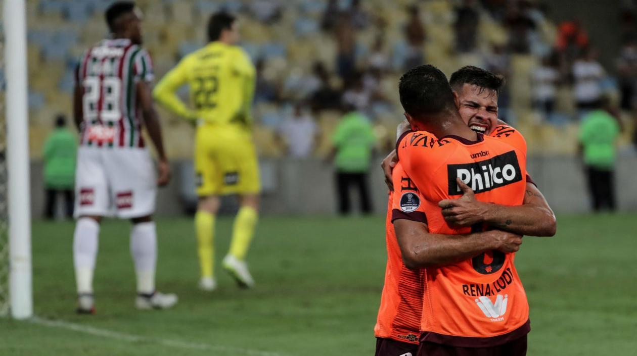Bruno Guimarães (d) de Atlético Paranaense celebra la anotación.
