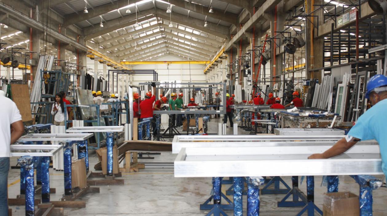 Tecnoglass es una empresa líder en la manufactura de vidrio arquitectónico, ventanas y productos de aluminio asociados a la industria global de la construcción comercial y residencial.