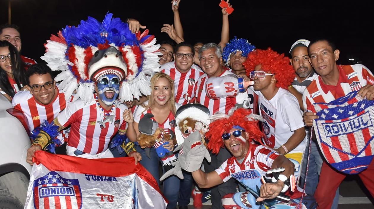 Los hinchas rojiblancos en la entrada del estadio Metropolitano.