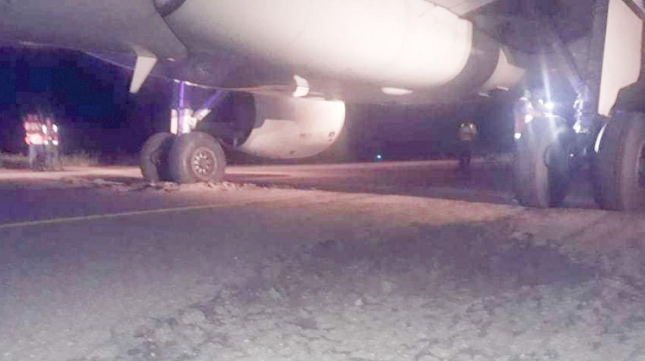 La pista del aeropuerto Alfonso López de Valledupar se 'tragó' la llanta de un avión.
