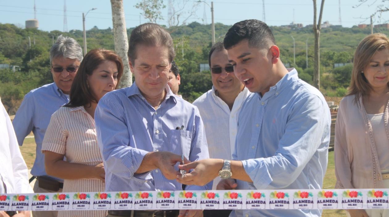 Roberto Moreno, presidente de Amarilo, y el ministro de Vivienda, Jonathan Malagón. 