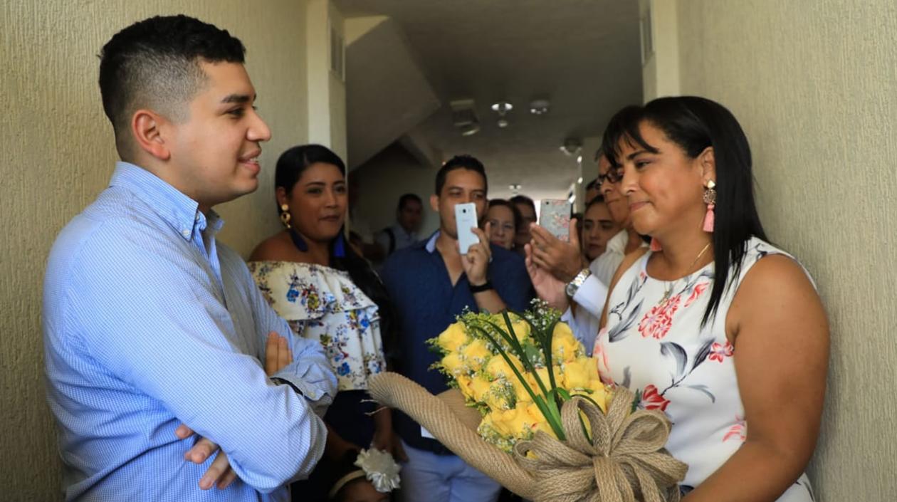 Ministro de Vivienda, Jonathan Malagón, junto a beneficiarios del proyecto Alameda del Río, en Barranquilla.