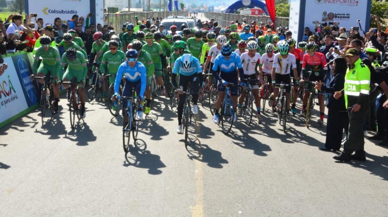 Inicio del evento, liderado por Nairo Quintana.