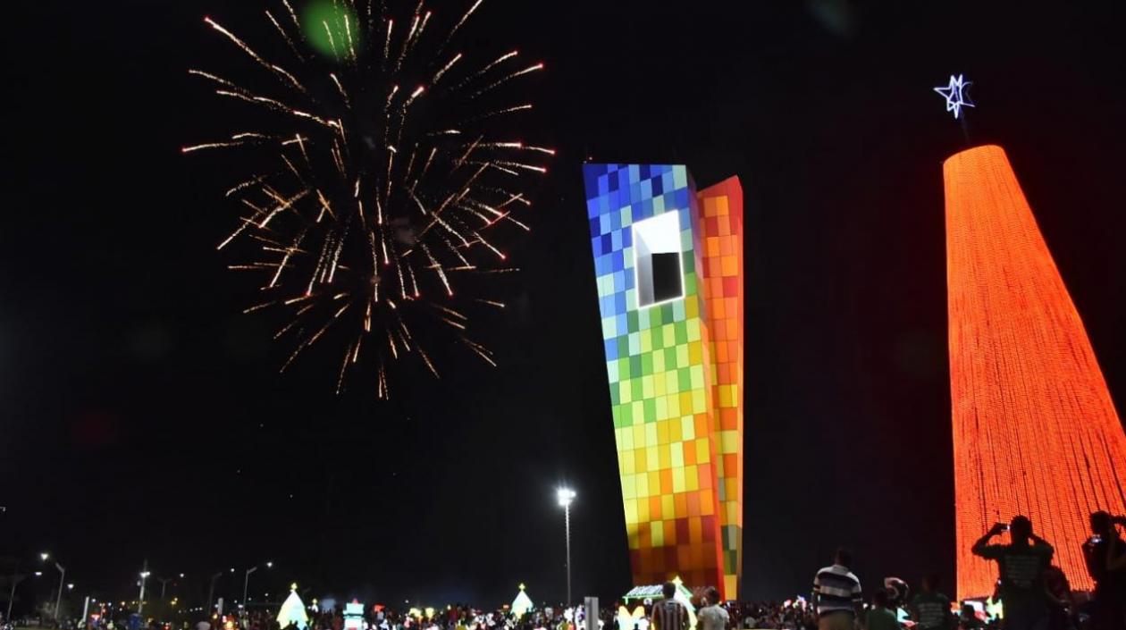 El árbol tiene luces traídas de Asia con tecnología RGB.